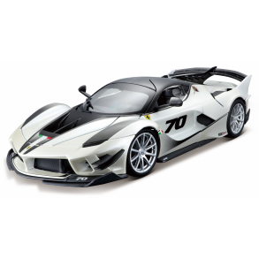Ferrari FXX-K Evo, white metallic/black - 1:18 - Bburago