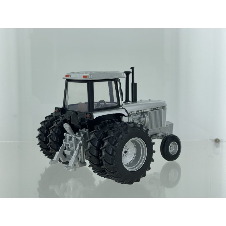 John Deere 4440 2wd with Duals "Silver" - Limited Edition 102 pieces!!! - 1:32 - Britains