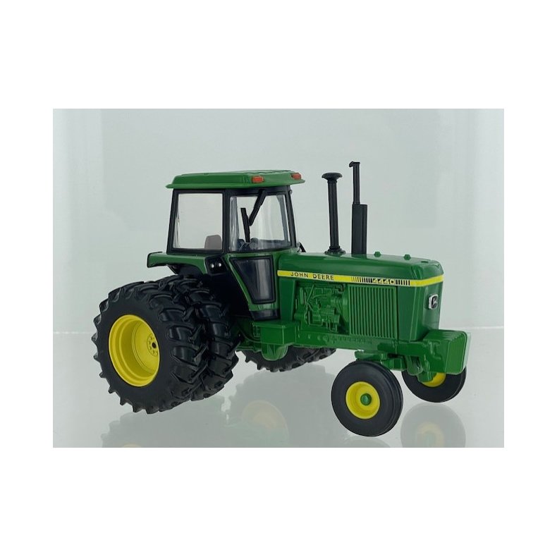 John Deere 4440 2wd with Duals - Limited Edition 2500 pieces - 1:32 - Britains